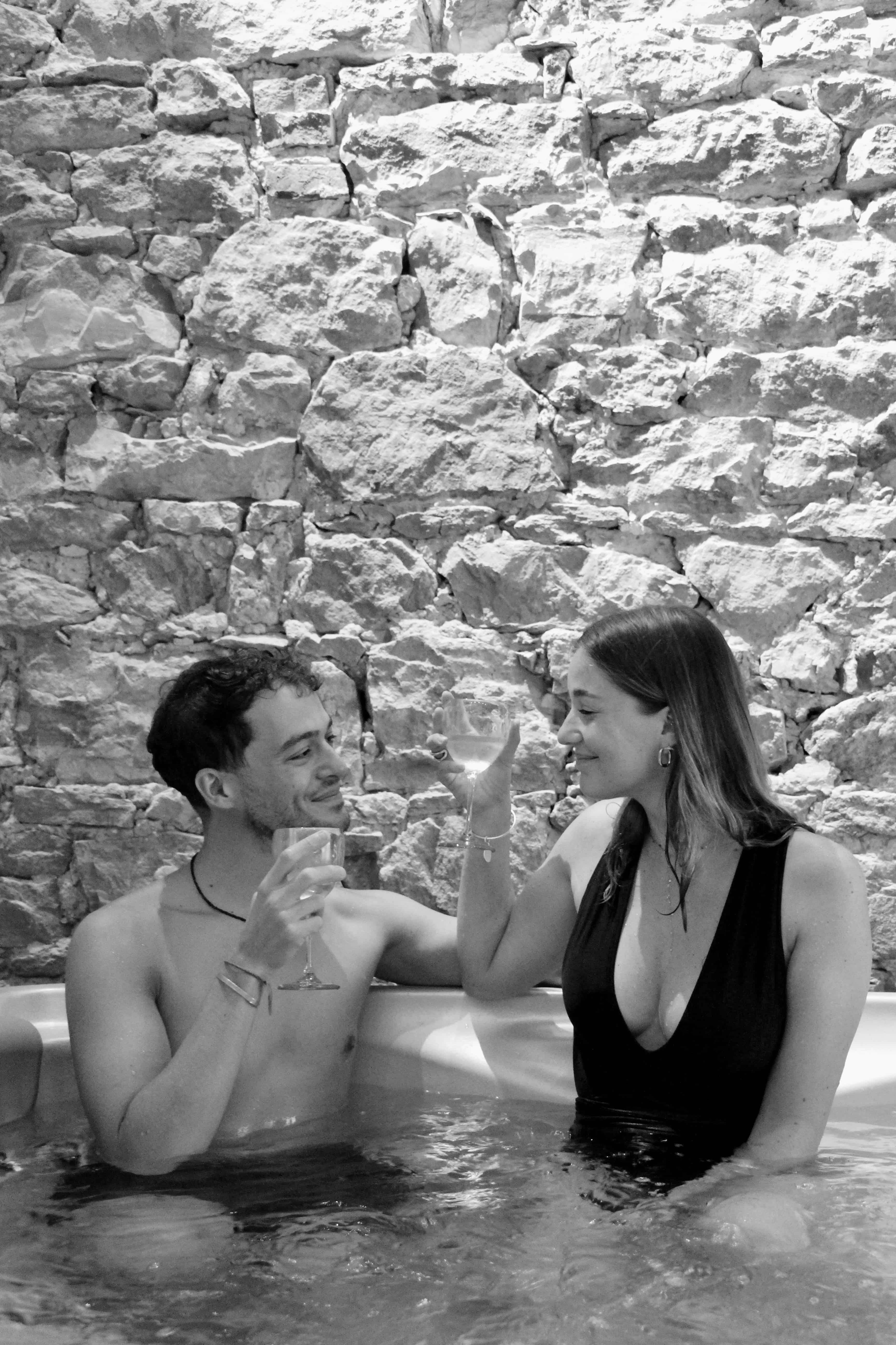 Couple buvant un verre dans le jacuzzi
