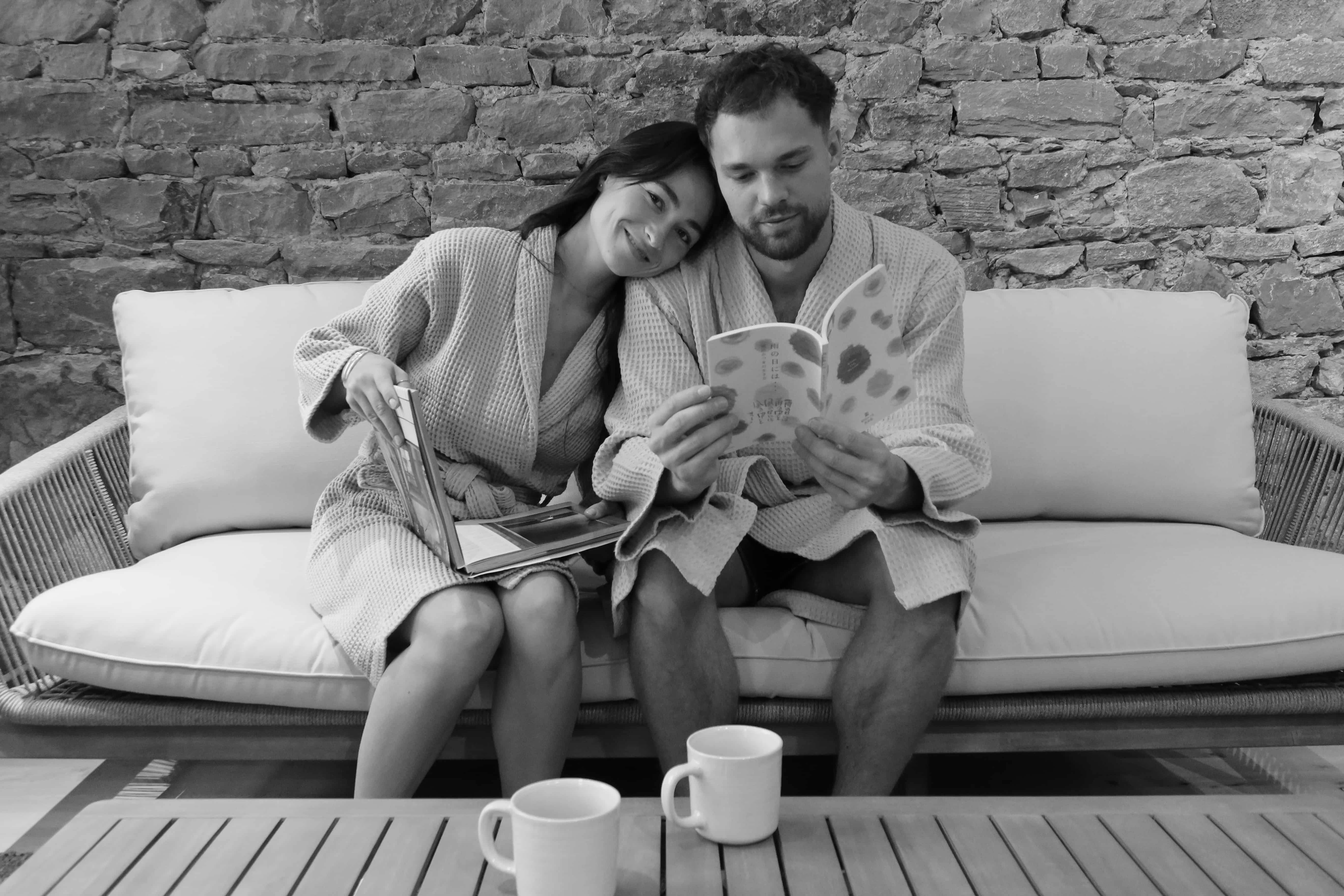 couple en train de lire dans le canapé à Yoku