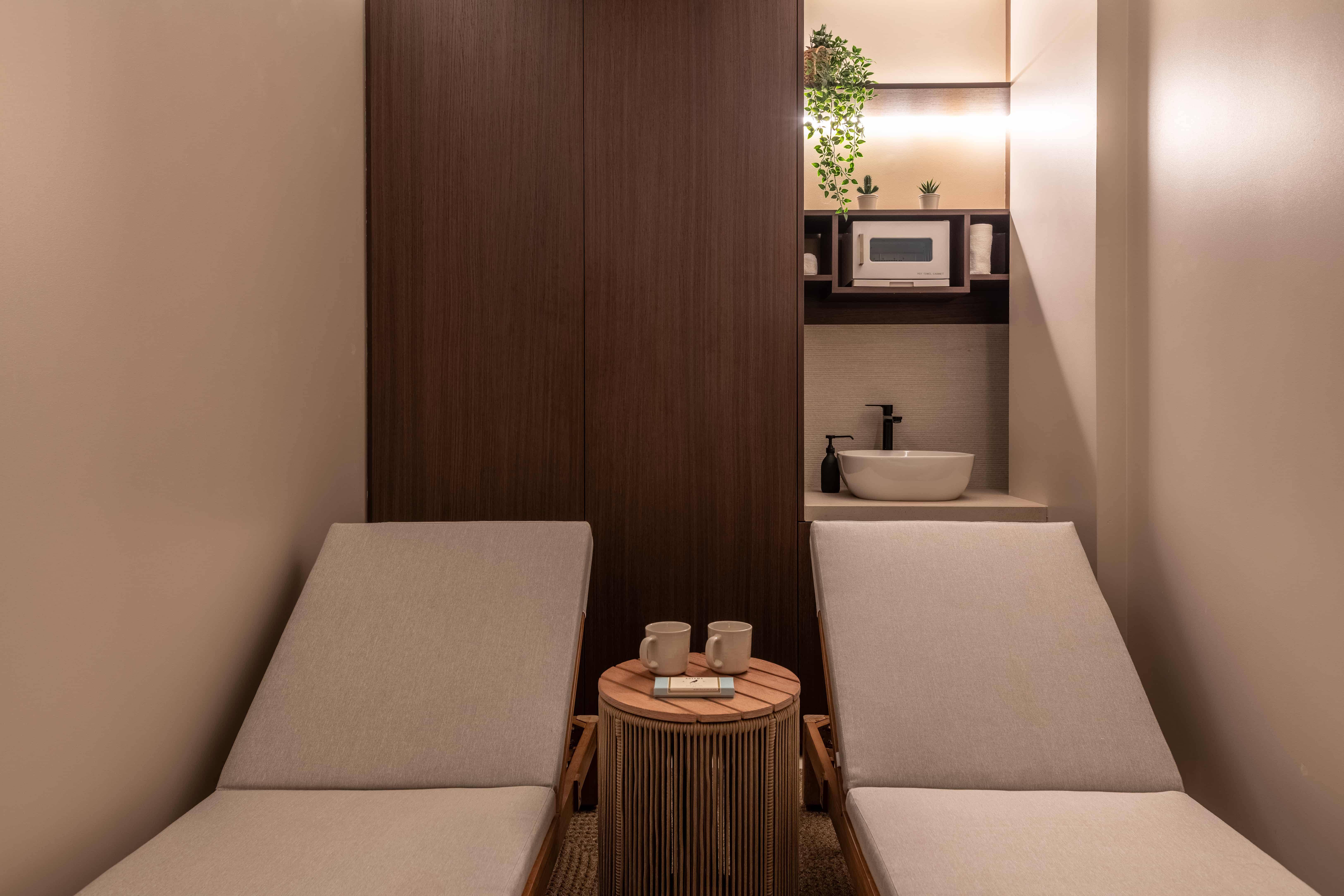 Salle de détente après le SPA avec 2 transat et tasse de thé 