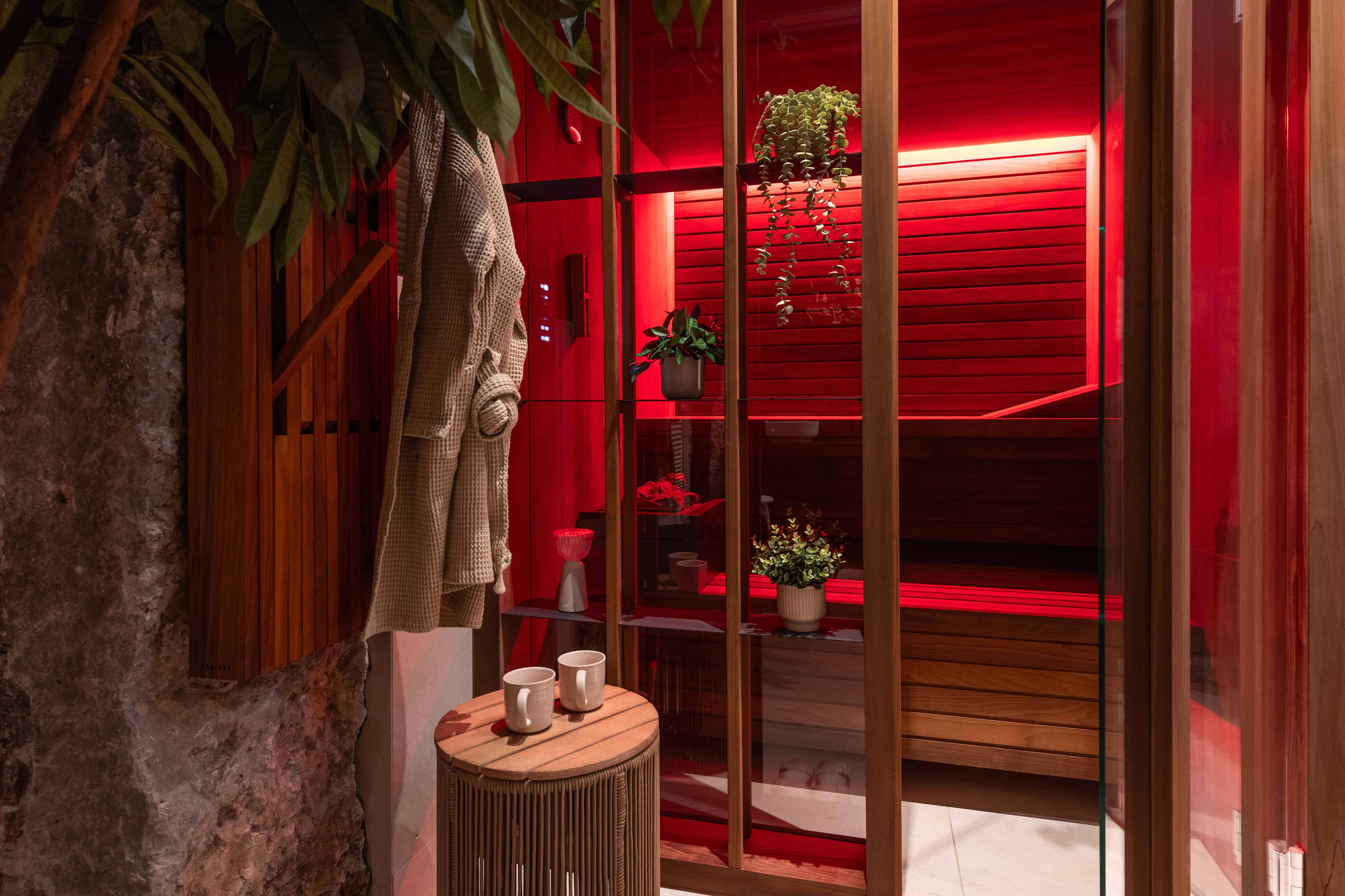 Sauna Yoku avec lumière rouge, peignoir et tasses de thé