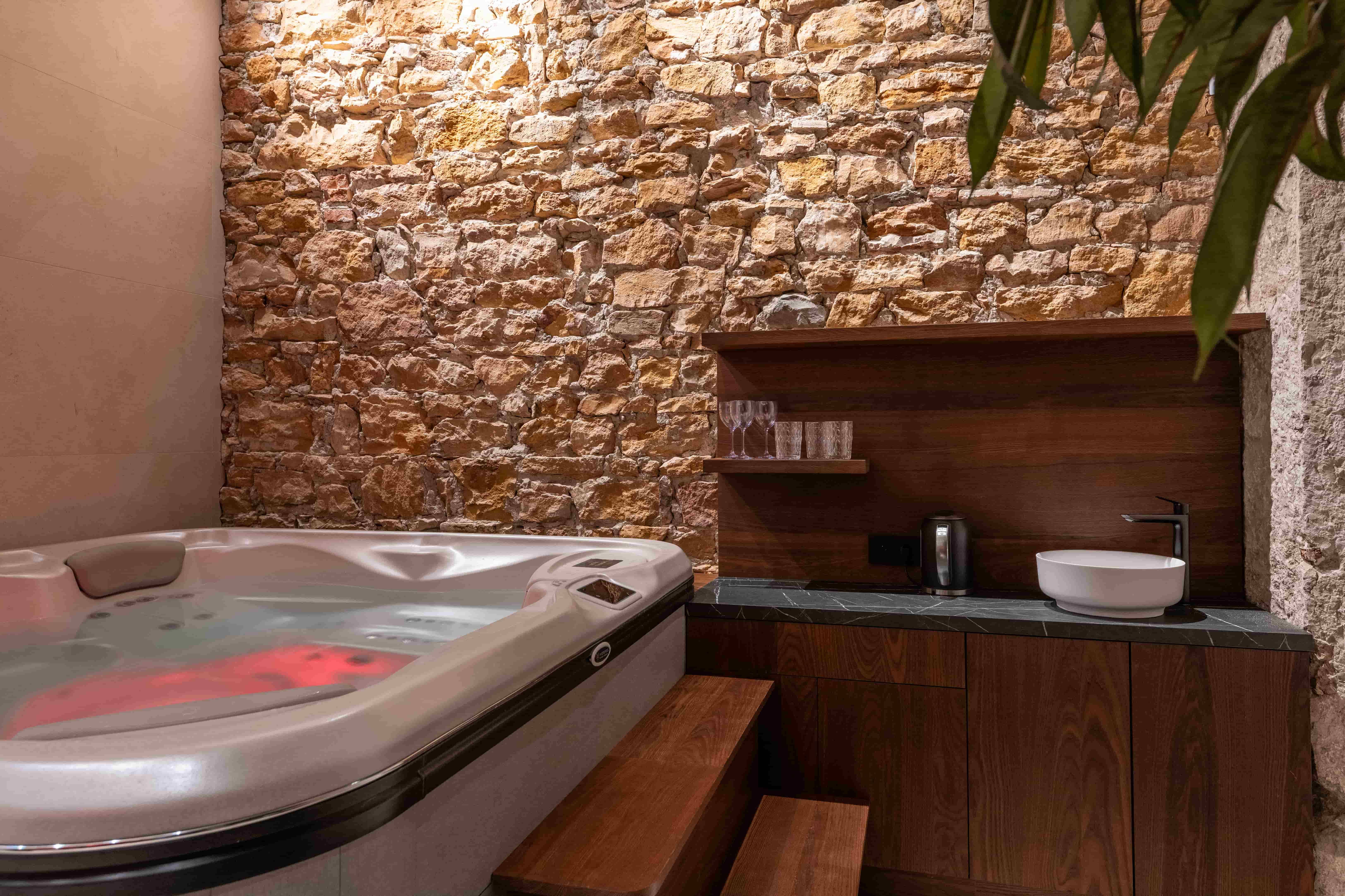 Jacuzzi Clairazur avec tisanerie et marches en bois