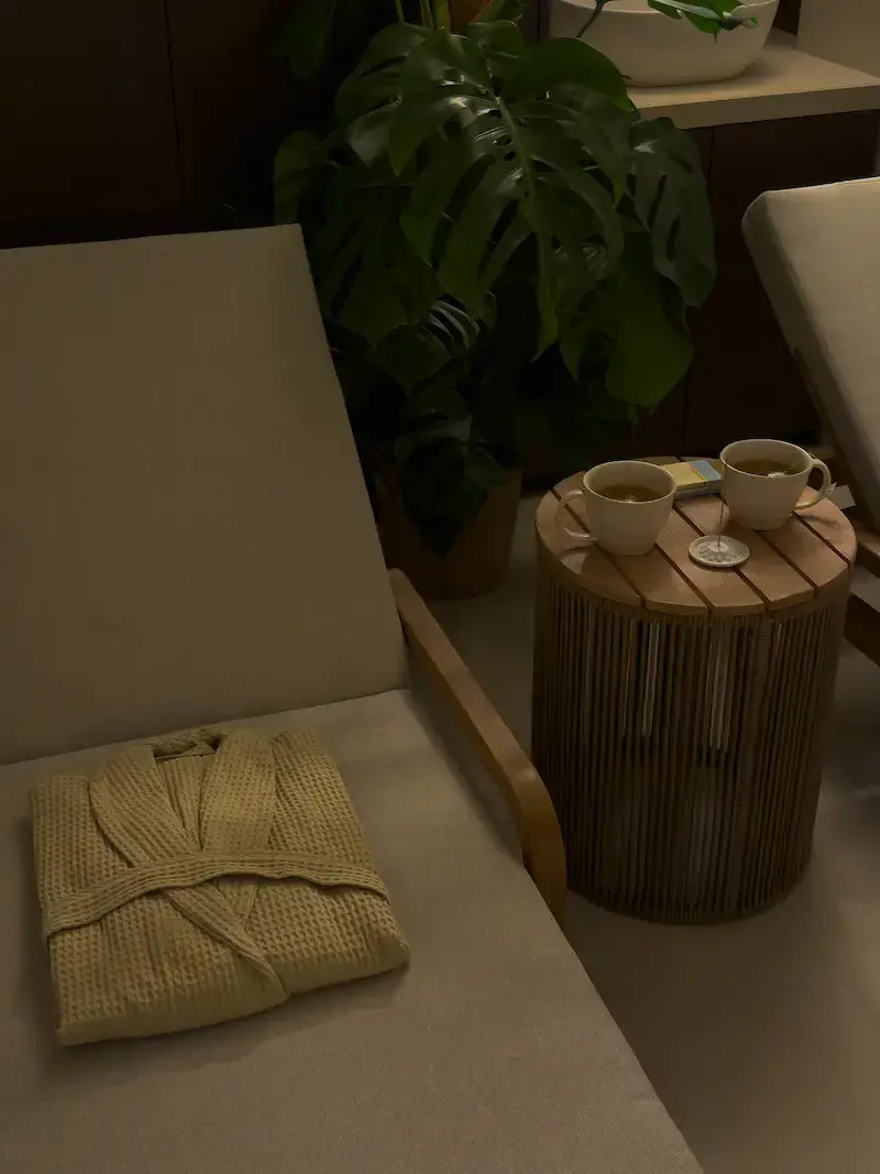 Salle de détente avec transat et tasses de thé